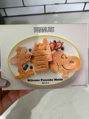 Peanuts Silicone Pancake Molds in White and Yellow